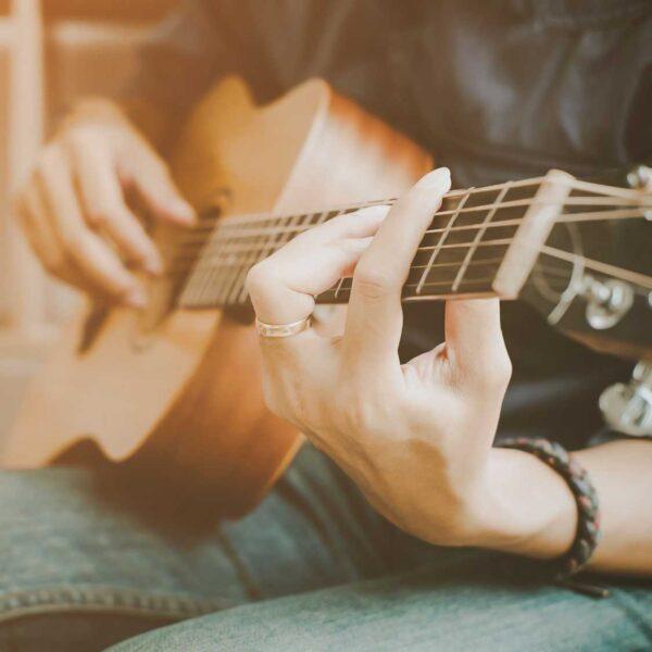 hands playing guitar